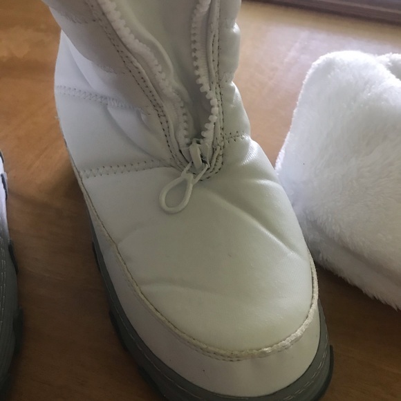 Khombu Girls Sze 2 White Snow Boot &North Face Hat - Picture 7 of 16